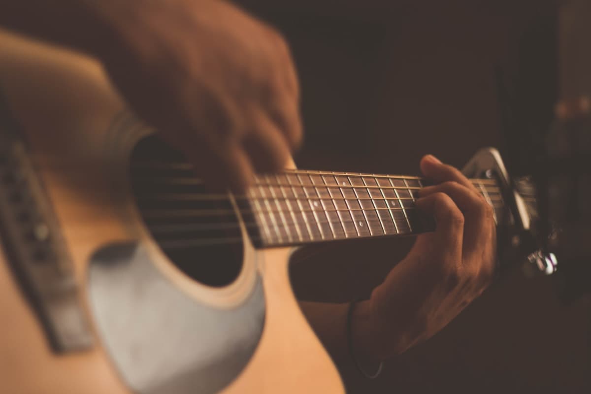 Músico con guitarra
